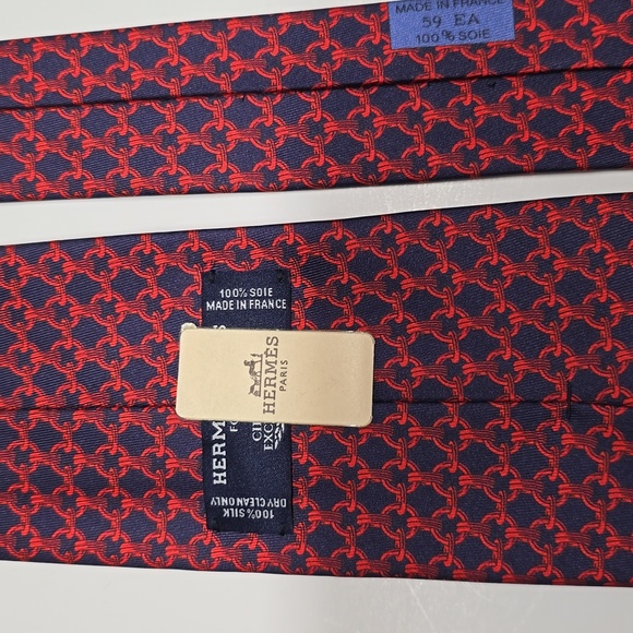 {Hermes} Red and Navy Chain Patterned Tie - Picture 11 of 12